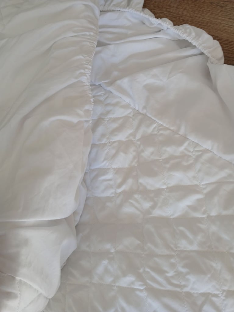 Mattress protector  singke like new