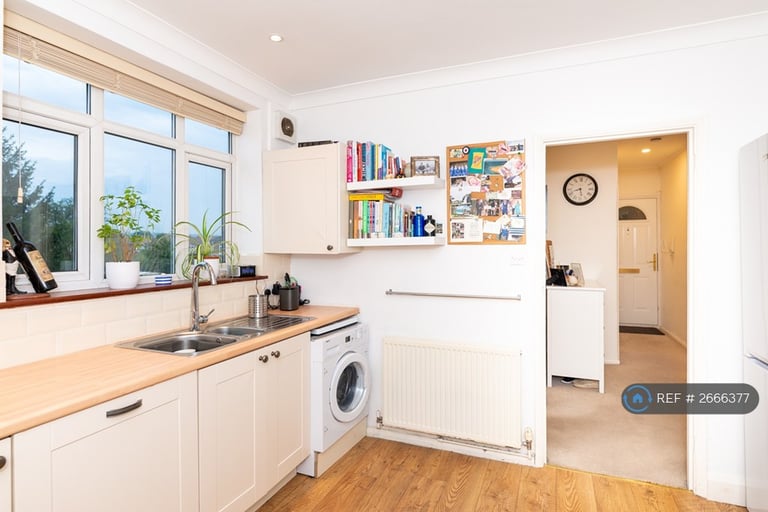 2 bedroom flat in Streatham Common, London, SW16 (2 bed) (#2666377)