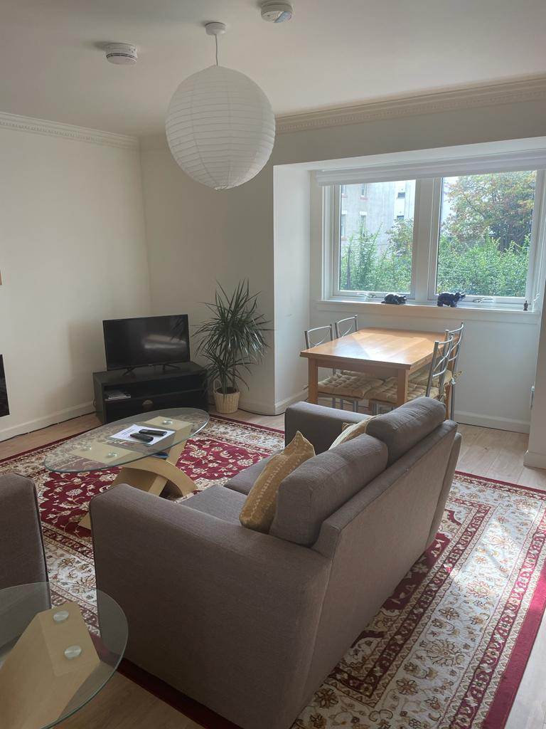Newington. Beautiful refurbished 2 bedroomed ground floor flat with double glazing