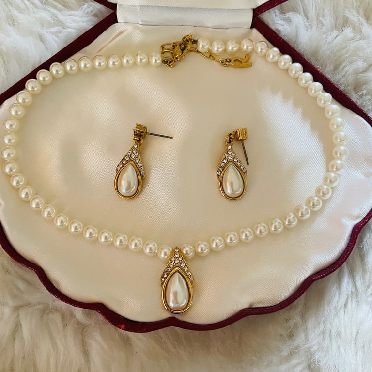 image for Vintage Rosita Pearl Sparkling Necklace Teardrop Pendant With Earrings in Original Clam Shell Case 