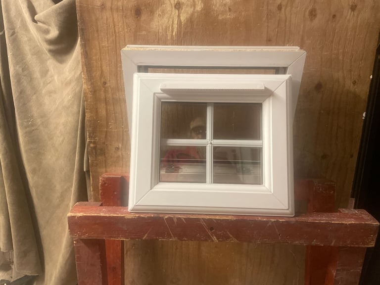 H 36.5 x W 47 cm - BEAUTIFUL SMALL GEORGIAN UPVC DOUBLE GLAZED WINDOW - CLEAR THERMAL (REF: SJ462)