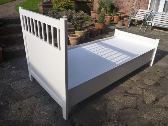 Sturdy White Single Bed & Mattress in Ex Cond