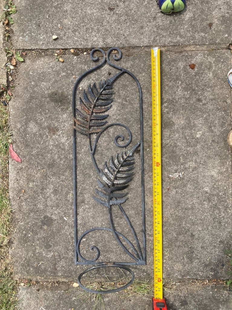 Wall mounted metallic fern effect pot holder 