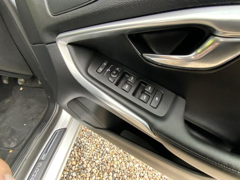 2014 Volvo V40 1.6 D2 SE Lux Nav Hatchback 5dr Diesel Manual Euro 5 (s/s) (115 ps) Hatchback Dies...