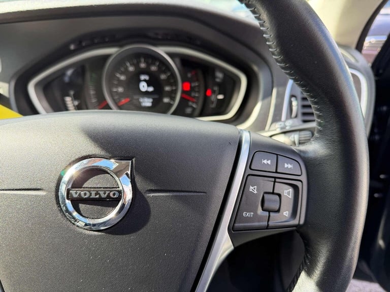 VOLVO V40 2.0 D2 Momentum Euro 6 (s/s) 5dr 2017