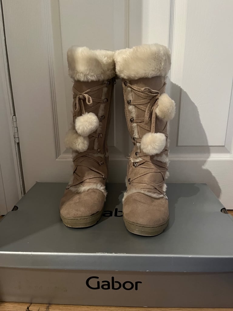 Warm fur lined suede boots size 5