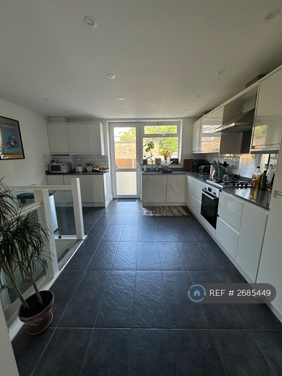 2 bedroom flat in Friern Park, London, N12 (2 bed) (#2685449)