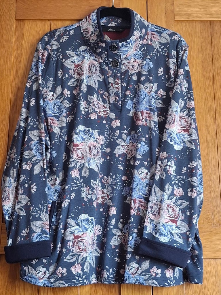 NEW & UNWORN A LOVELY BLUE FLORAL TOP XL IN EXCELLENT NEW CONDITION 
