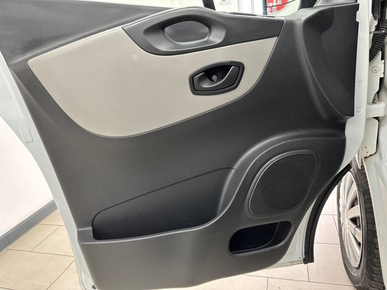 2015 Renault Trafic 1.6 dCi 27 Business camper conversion, 6 seats 5dr Diesel Manual SWB Standa C...