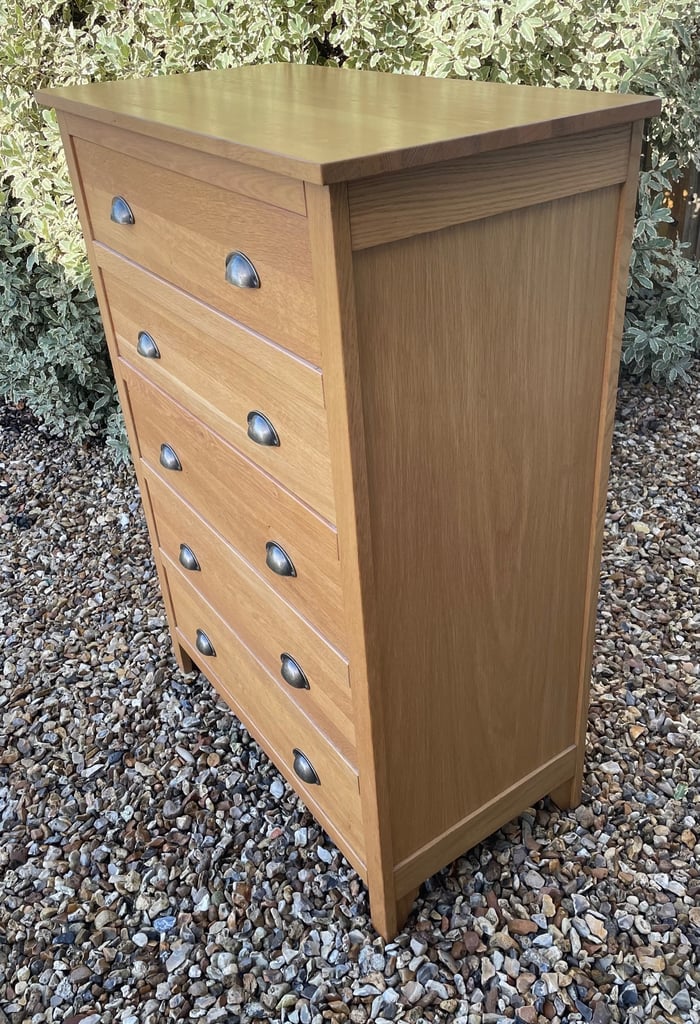 Solid oak chest of drawers 