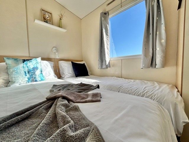 CHEAP STATIC CARAVAN FOR SALE AT BROADLAND SANDS HOLIDAY PARK - 11.5 MONTH OWNER SEASON