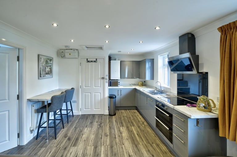 £1000pcm. All Bills Included, Boutique 1 Bedroom Apartment With Off Road Parking & Free Wi-Fi