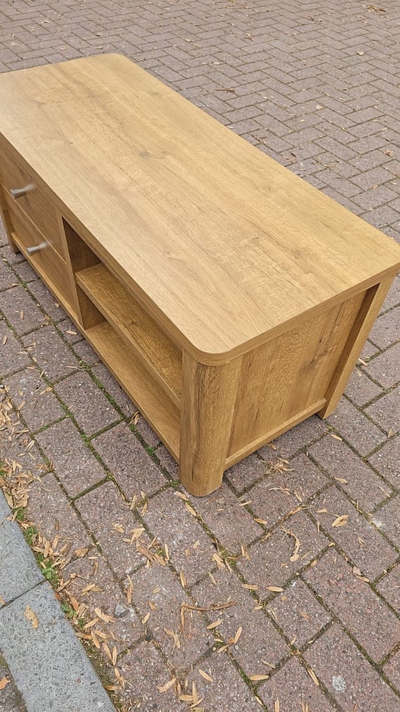 Large oak effect tv stand 