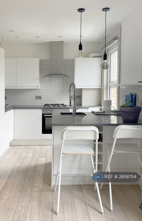 3 bedroom flat in Crystal Palace, London, SE19 (3 bed) (#2658754)