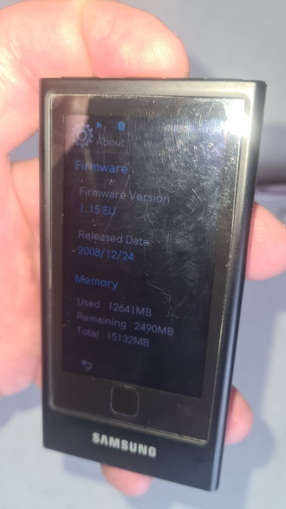 Samsung yp-p3 16gb Bluetooth mp3 player with proprietary wall/ usb charger/ data transfer cable 