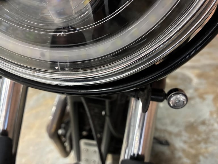 Triumph Thruxton in Davida colours by 8 ball paintworks for sale Chesterfield