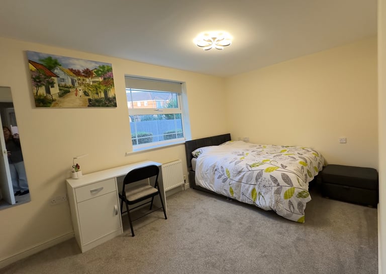 Spacious Double Room with En-Suite in Eastleigh (SO50)