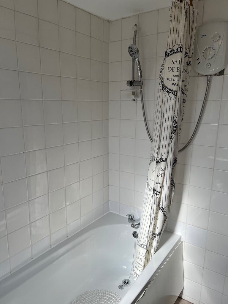 Cosy, snug, 1-bedrmd flat, overlooking the tranquil waters of the canal