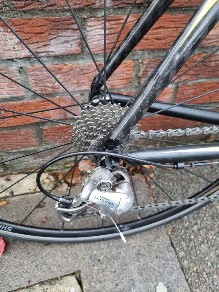 Scott speedster s10 road bike. Full ultegra groupset,  30 gears. R550 shimano wheels. Frame cracked.