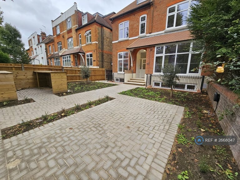 3 bedroom flat in Chatsworth Road, London, NW2 (3 bed) (#2668047)