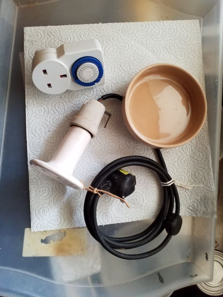 Ceramic heat lamp 75w  with ceramic fitting screw type E bulbs.