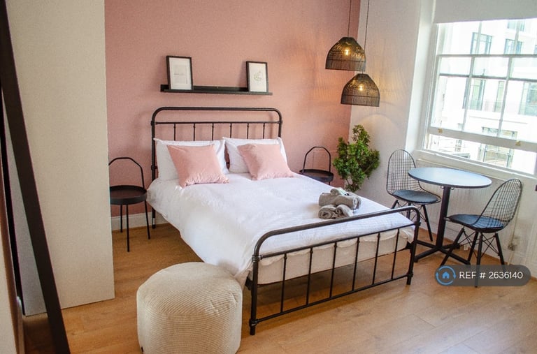 Studio flat in Kensington Gardens Square, London, W2 (#2636140)