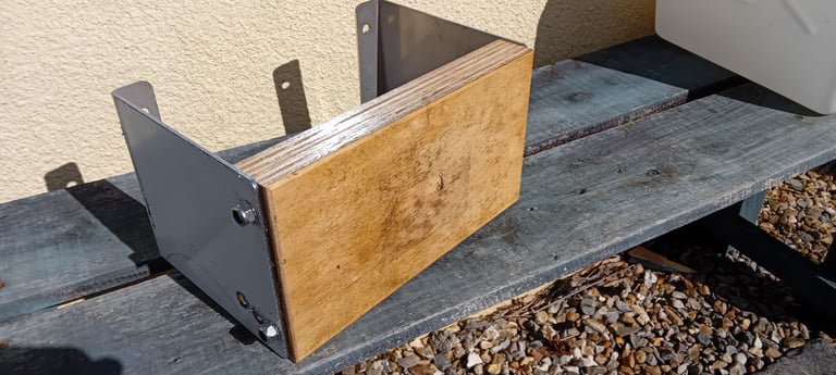 Outboard engine bracket