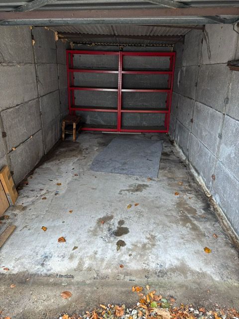 Secure single garage, with extra space outside, in a quiet area in Woodseats