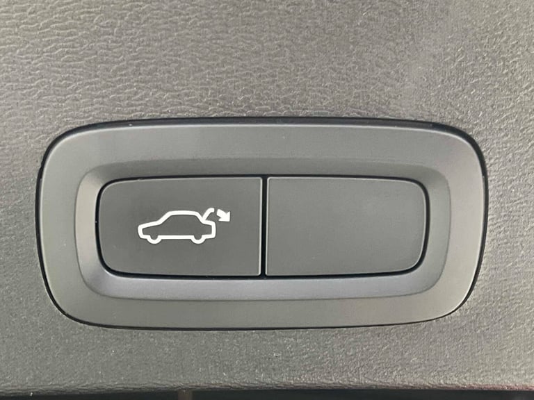  Volvo XC40 2.0 B4P R DESIGN Pro 5dr Auto [7 speed] Estate Petrol Automatic