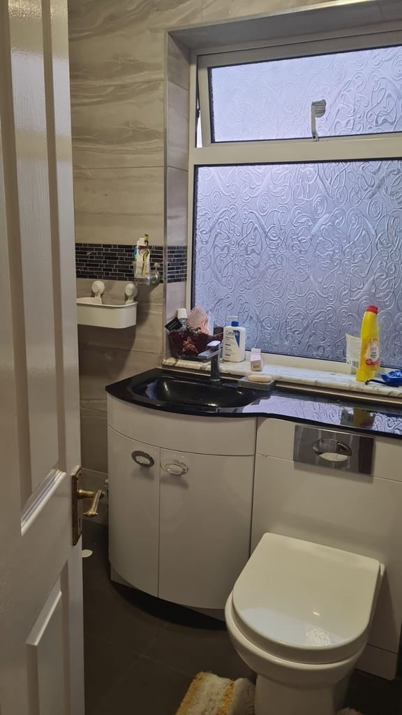 Spacious big double room to rent in Mornington Road, Monthly £850, Only working prof. Female