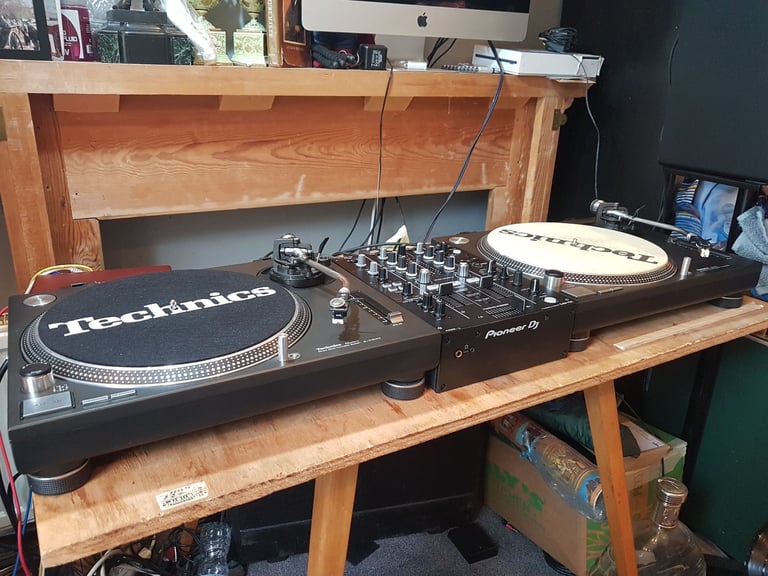 Technics SL 1210 MK2 (PAIR) Pioneer 450 mixer