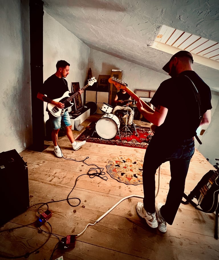 I’M LOOKING FOR MUSICIANS