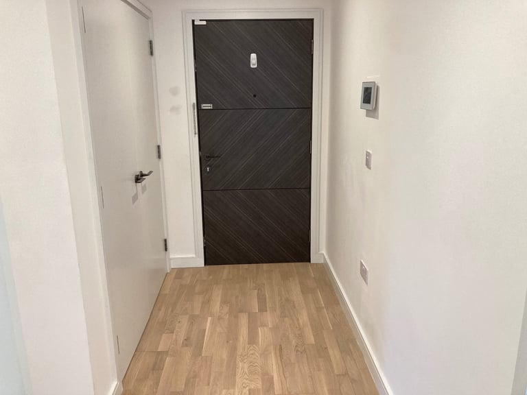 New Build Quality Lift Concierge Balcony Flat 2 Bed 2 Bath Gardens Gym Lounge Cinema Near Rail Bus