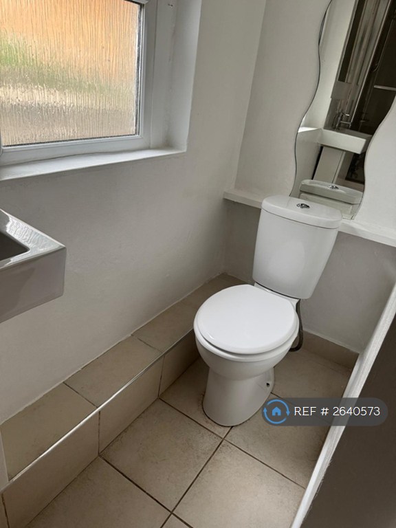 1 bedroom flat in Luton Road, Chatham, ME4 (1 bed) (#2640573)