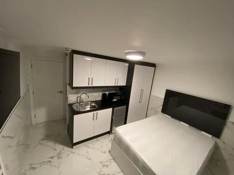 R2HMO/SL Modern 6 Bed House in Uxbridge UB8