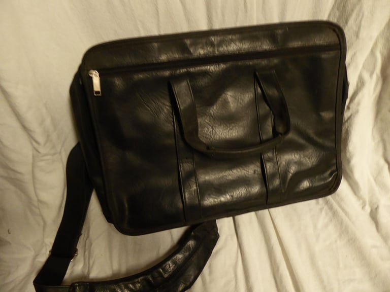 Laptop case with many pockets