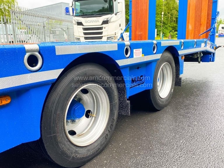 MCCAULEY TANDEM AXLE DRAWBAR LOADER 
