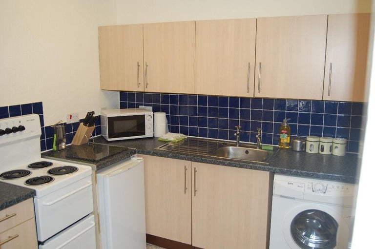 3 bedrooms in Coates Gardens, West End. 2 bathrooms and private walled garden