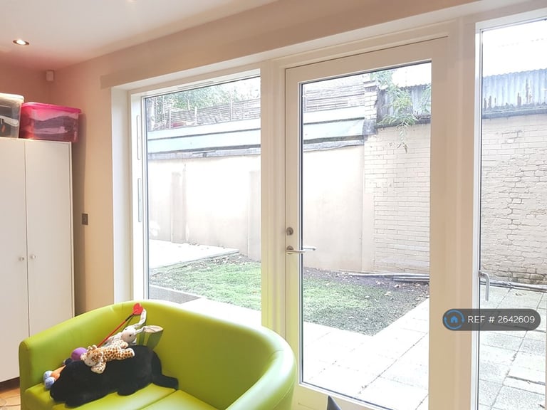 Studio flat in Ferdinand Street, London, NW1 (#2642609)