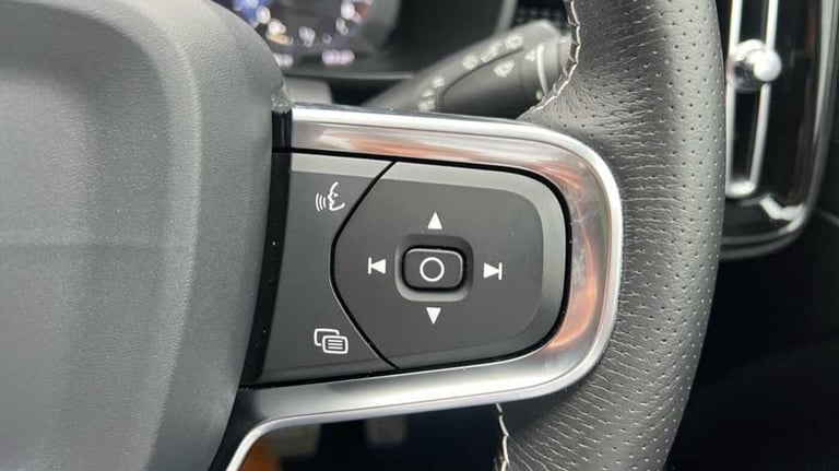 2019 Volvo XC40 2.0 T5 R DESIGN Pro 5dr AWD Geartronic SUV Petrol Automatic