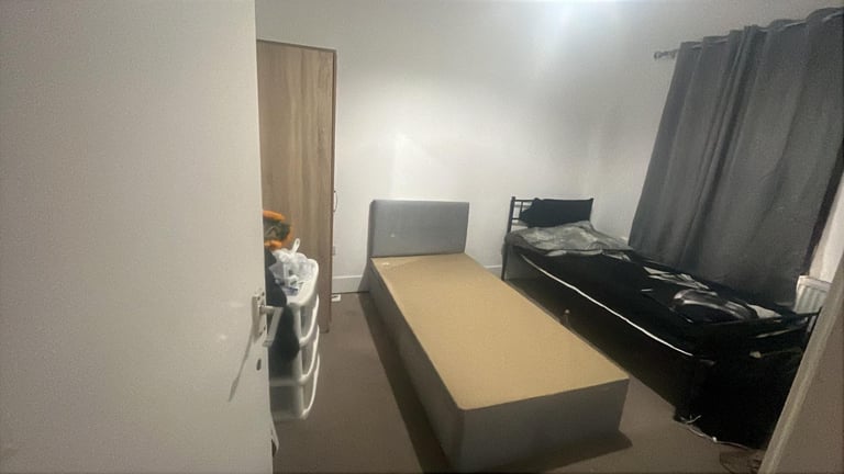 1 bed space available for Muslim girl in **manor park*"