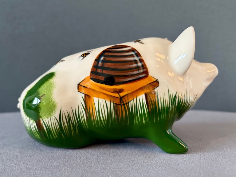 Small Griselda Hill “Beehive” Pig 15cm x 9cm