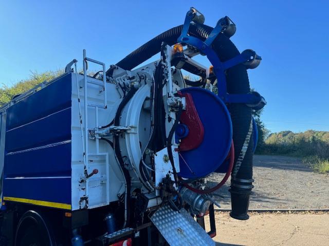 2013 DAF CF 65.220 sleeper Eurovac 1000 deep lift high volume combination tanker