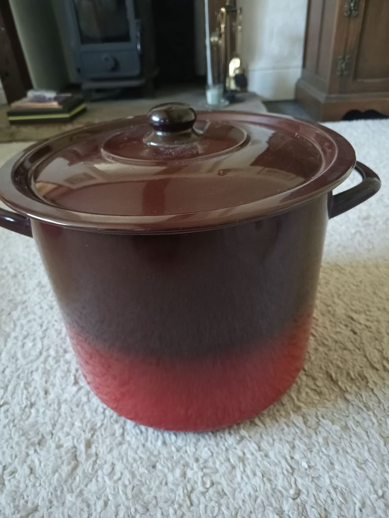 image for LA ESTRELLA EXTRA LARGE STOCK POT- ENAMELLED METAL