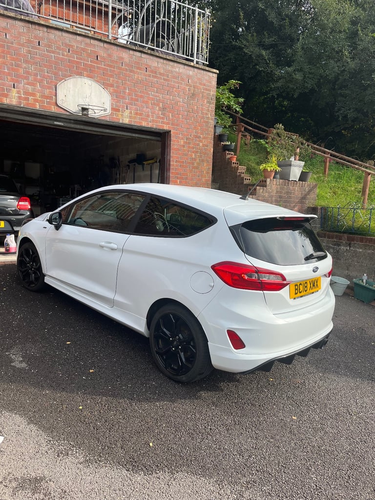2018 1L Ford Fiesta ST Line - 3 door - White - B&O speaker system 