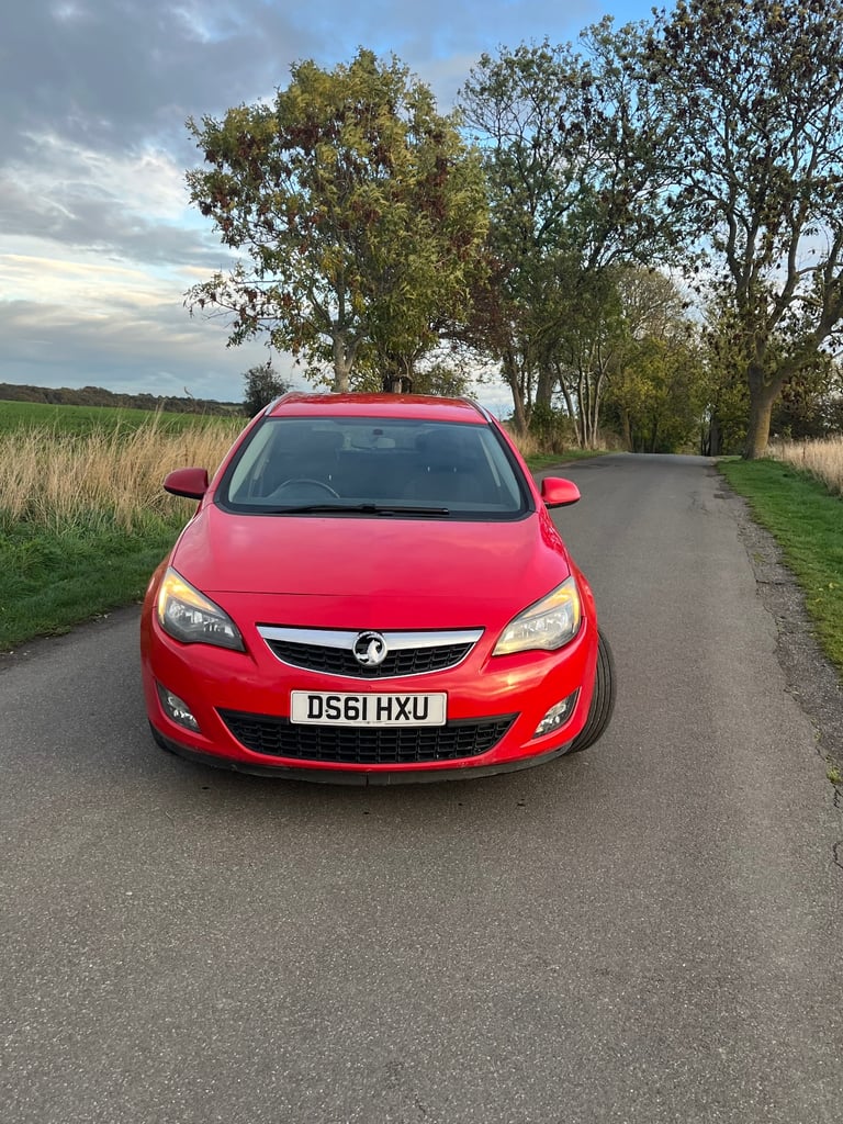 Vauxhall, ASTRA, Estate, 2011, Manual, 1956 (cc),5 doors - Image 3