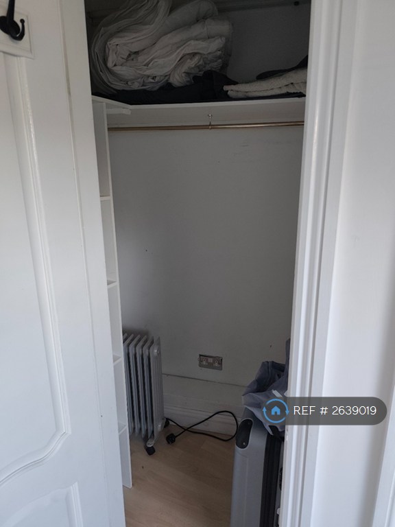 2 bedroom flat in Clare Road, Halifax, HX1 (2 bed) (#2639019)