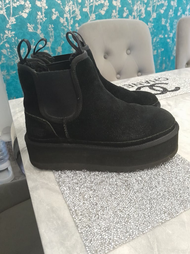 Black uggs 