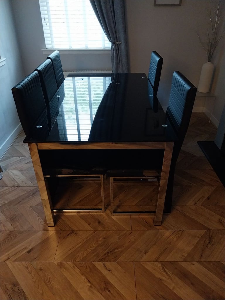 Free dining table