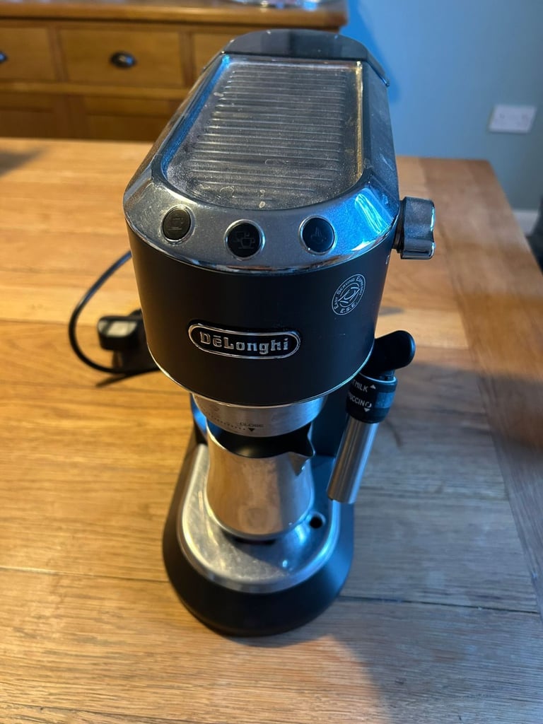 De'Longhi Dedica Style EC685 Coffee Machine.